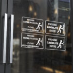 Samolepka Zavírejte Dveře