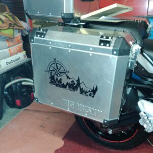 Samolepka Hory a kompas